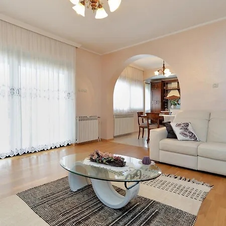 Rocka 1195 Apartment