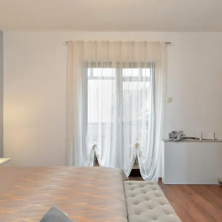 Rocka 1195 Apartment *